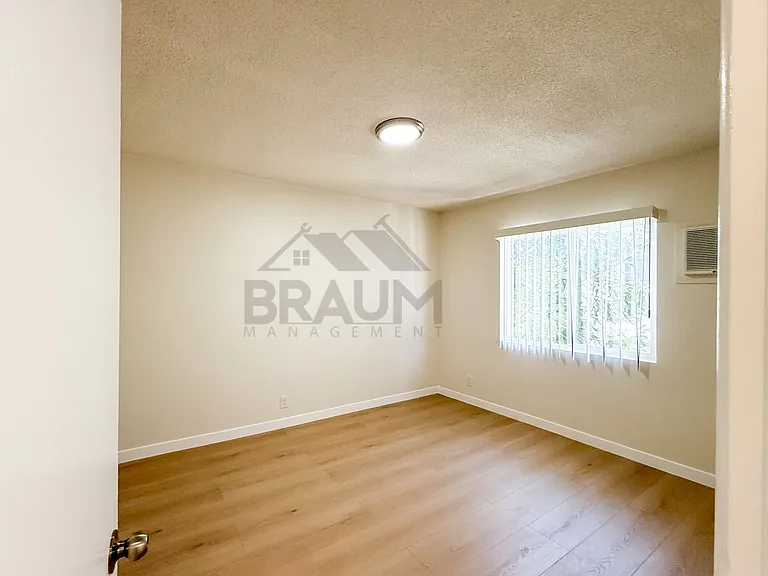 13129 OXNARD ST. — Photo 46