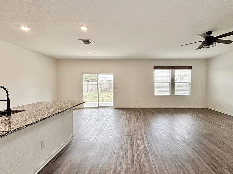12731 Cygnus — Photo 4