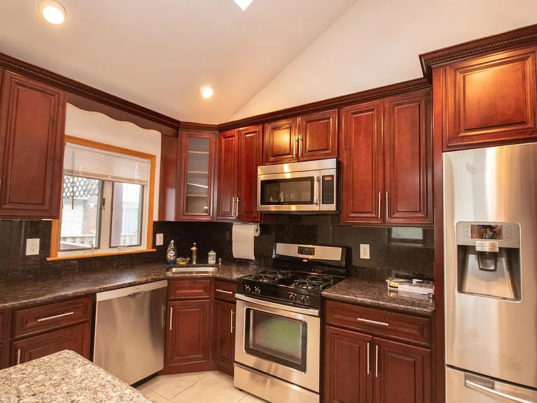 48 Rochester Ave #UPSTAIRS — Photo 2