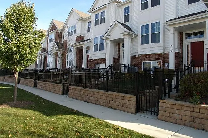 517 Plaza Pl — Photo 1