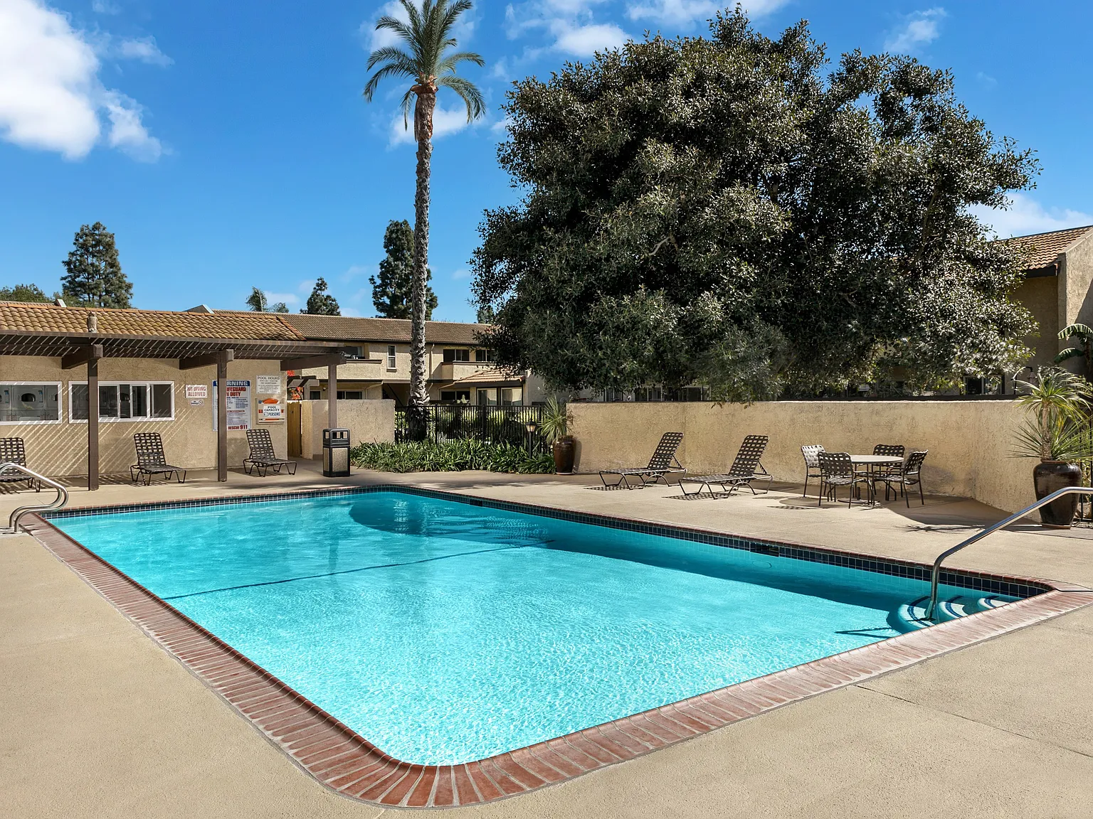 Villa Camarillo Apartments — Photo 2