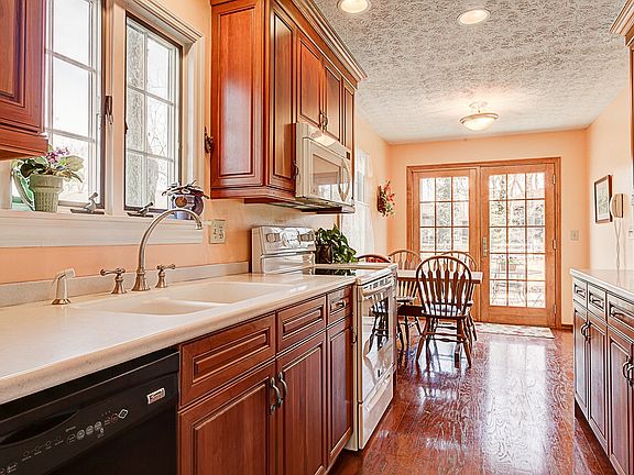 4th image of 6398 Amston Dr