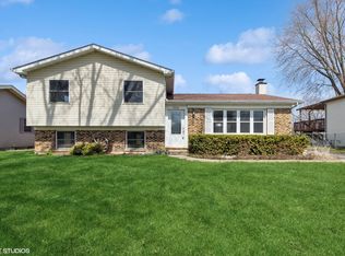 2018 Fairfield Rd, Lindenhurst, IL 60046