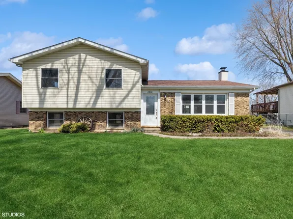 2018 Fairfield Rd, Lindenhurst, IL 60046