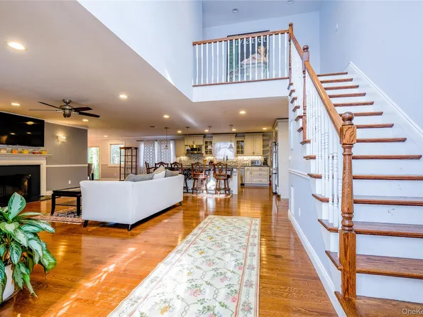 752 Kensington Court, Westbury, NY 11590