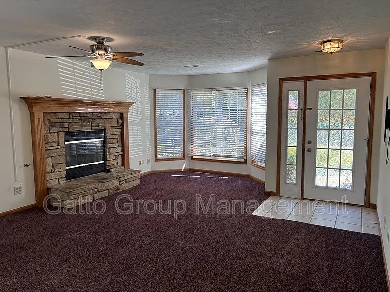 4 bed, 2.5 bath, 1740 sqft, $1,800 — Photo 4