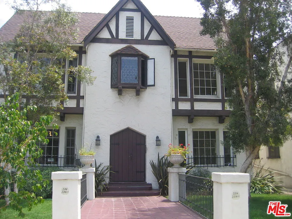726 S Dunsmuir Ave