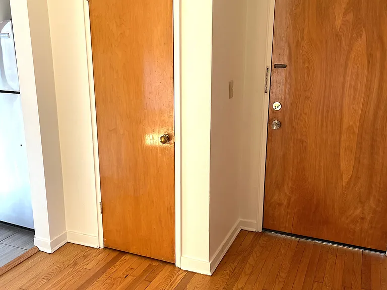 Virginia Apartments — Photo 11