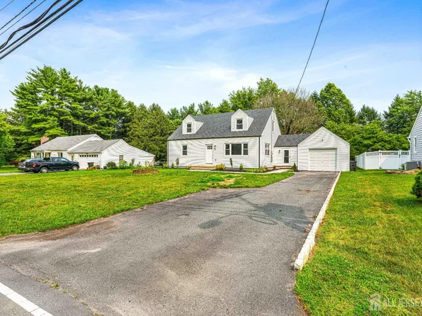 39 Griggs Dr, Dayton, NJ 08810