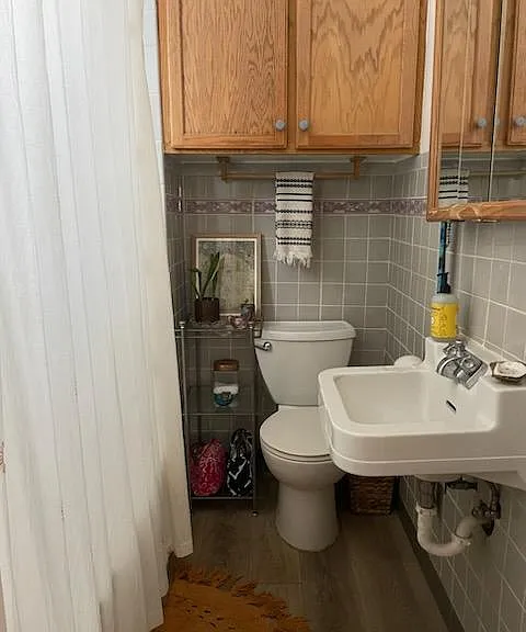 Newer photo of bathroom.