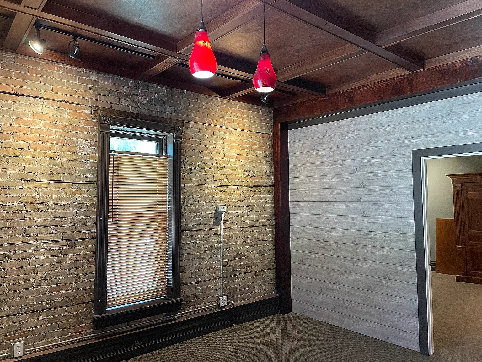 731 Linden Ave — Photo 2