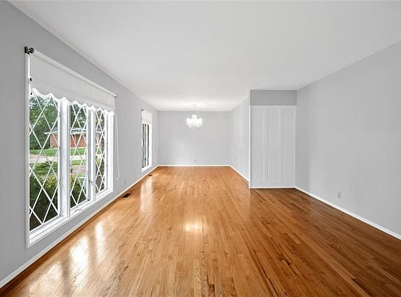 4th image of 3845 Woodcrest Dr