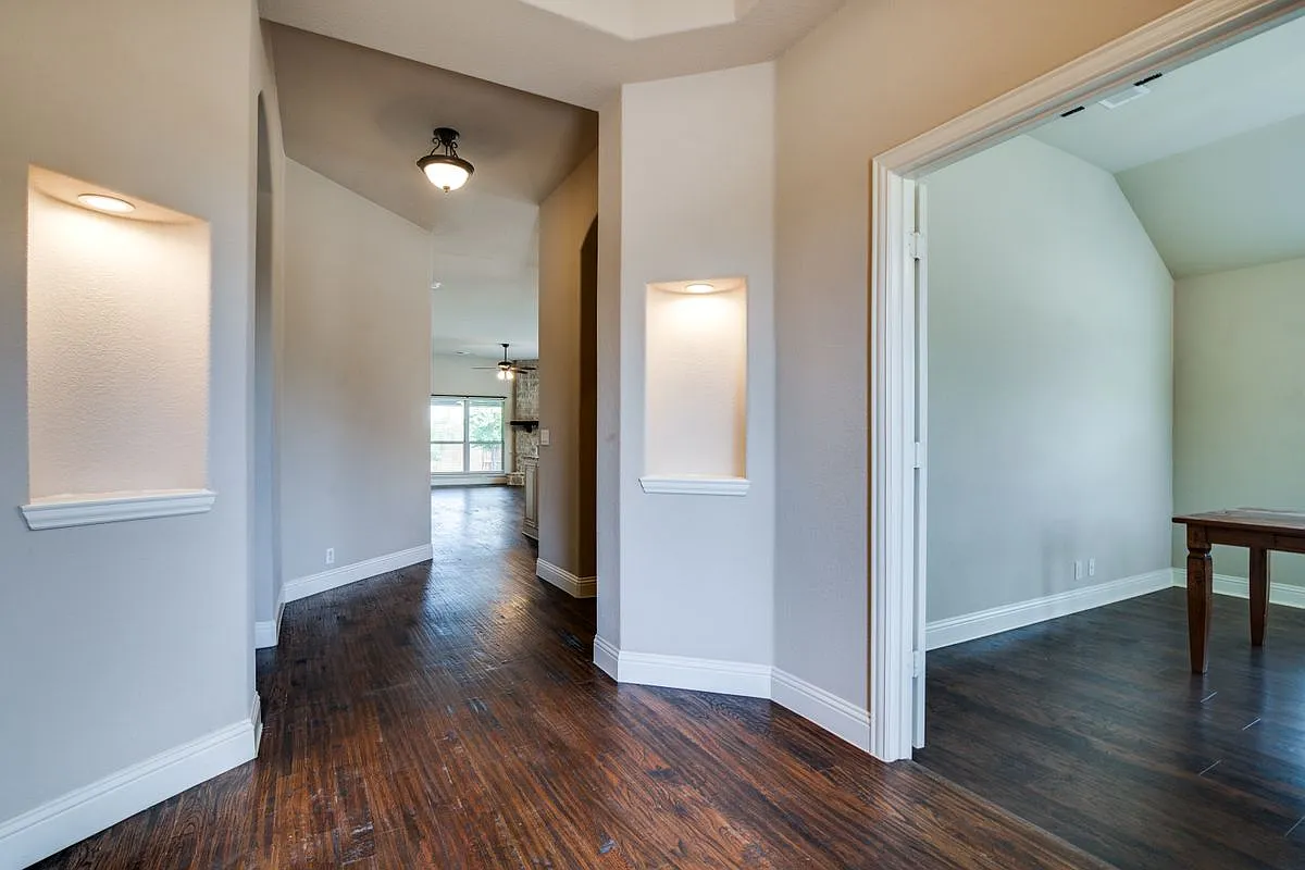 3 bed, 2.0 bath, 2702 sqft, $2,500 — Photo 3