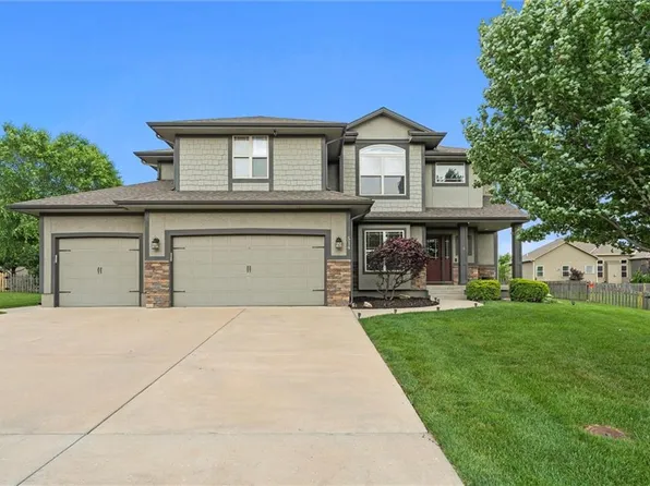 514 NE Viewpark Dr, Lees Summit, MO 64086