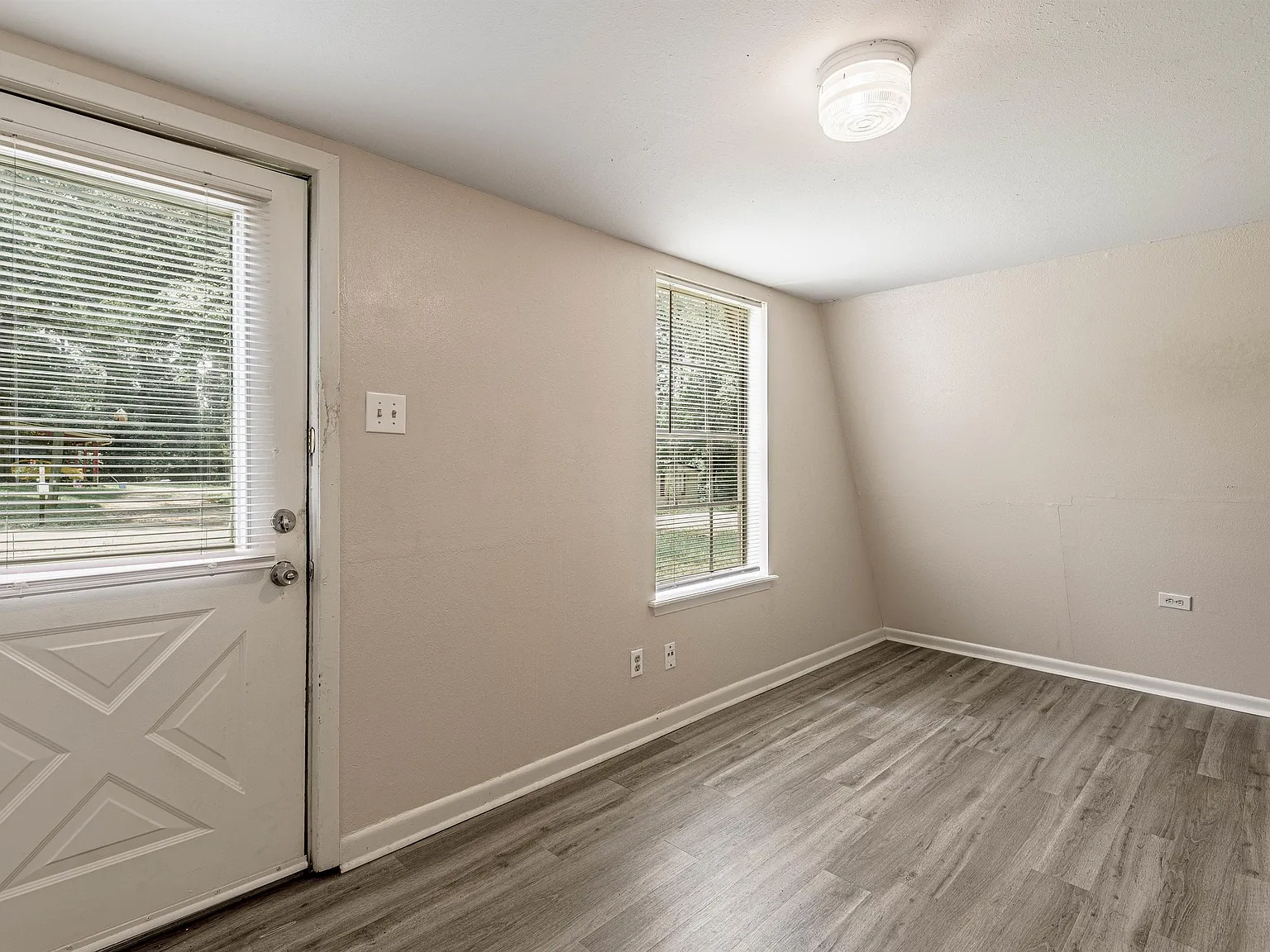 712 Cline St — Photo 4