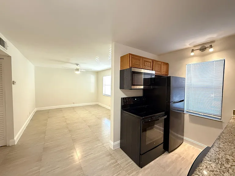 607 NE 29th Dr #22 — Photo 4