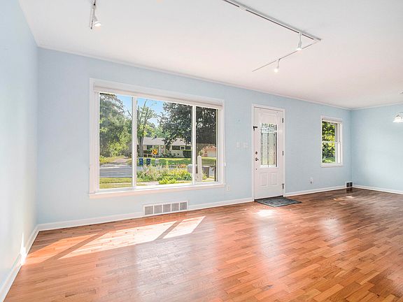5th image of 900 Barton Dr