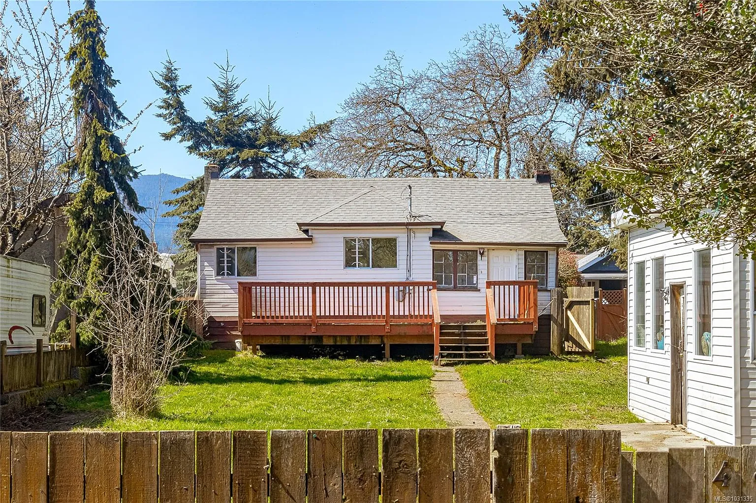 485 Park Ave photo 1