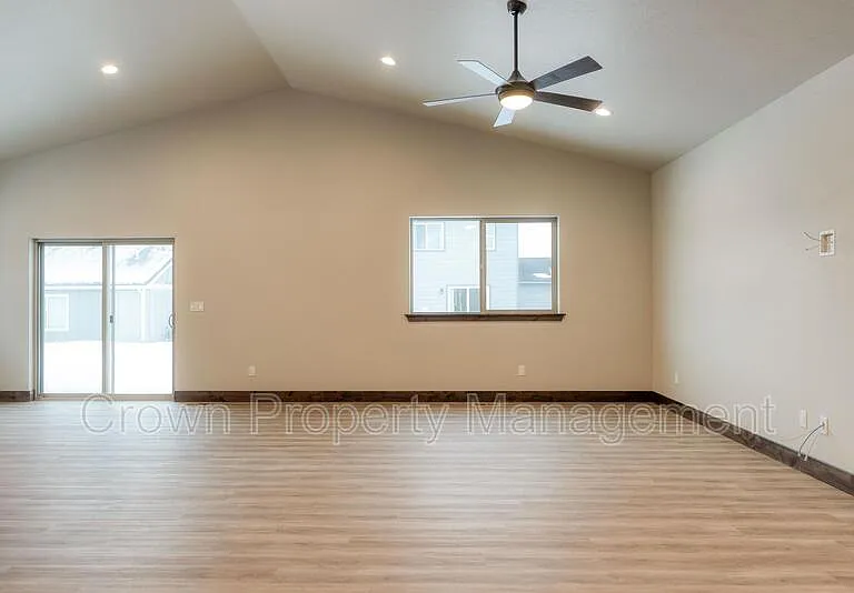 4032 Snowberry Ave — Photo 32