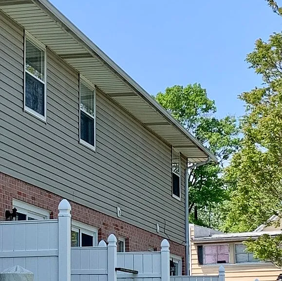 271 Circular St — Photo 2