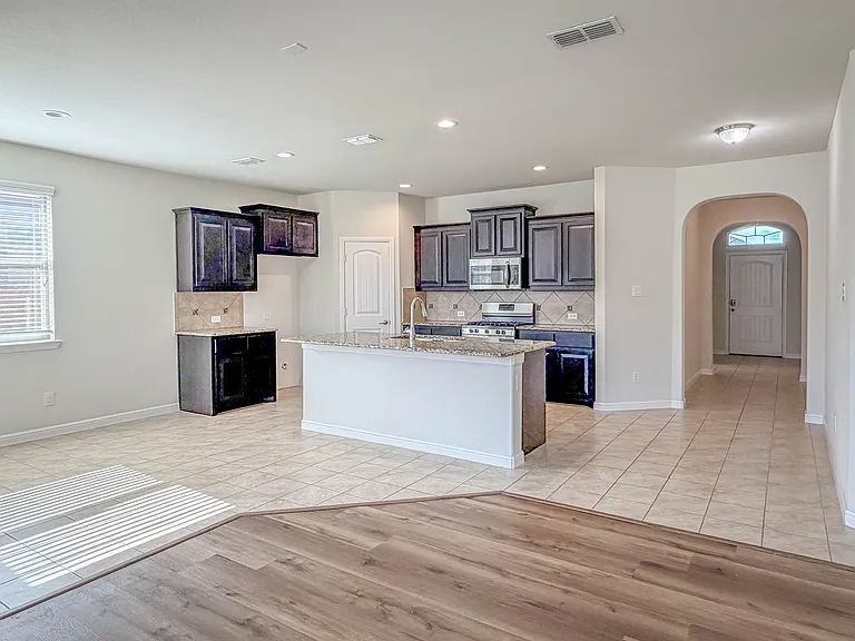 1117 Genola Dr — Photo 2