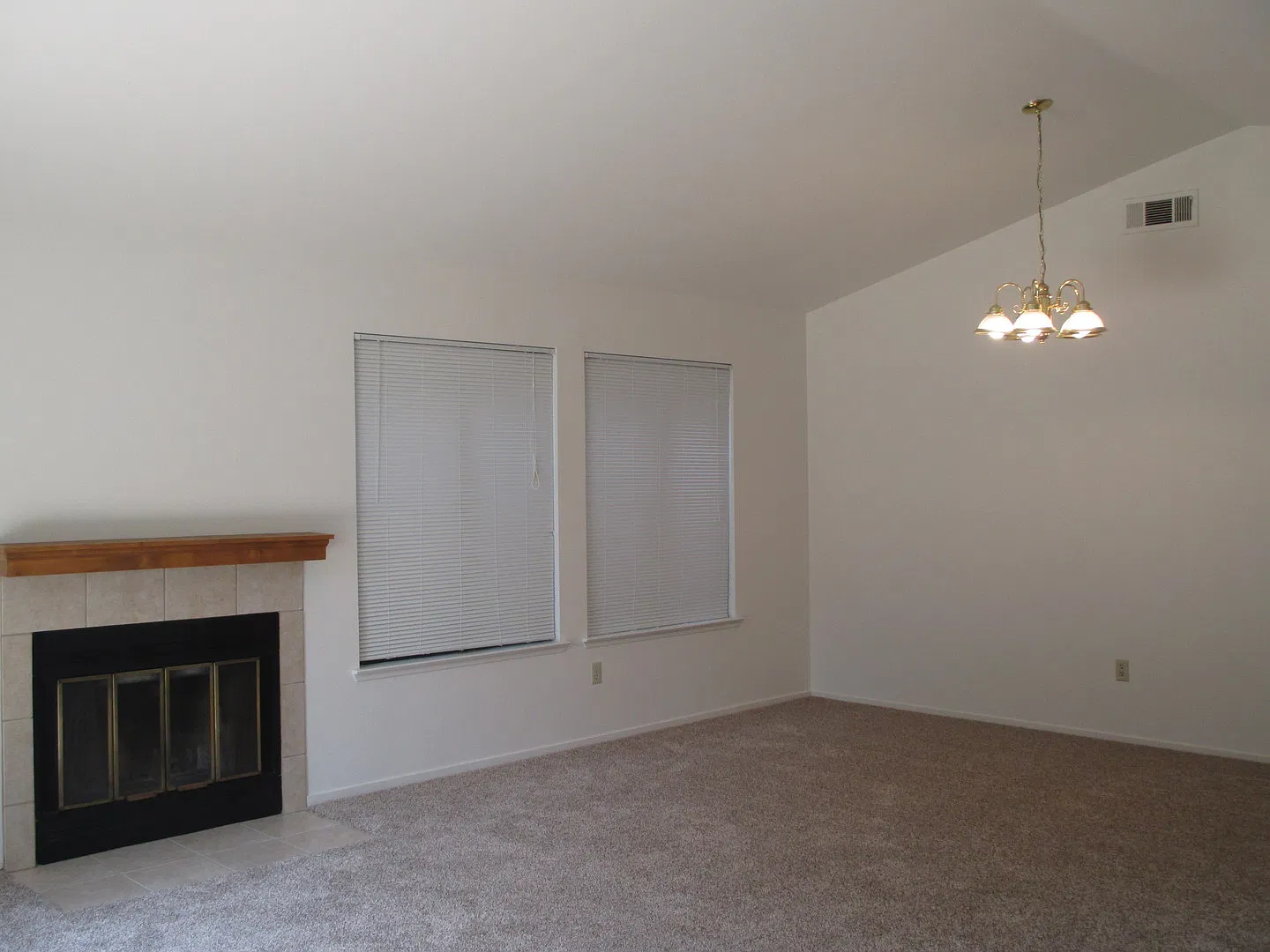 Coming Soon! Nice Condo for Rent! — Photo 3