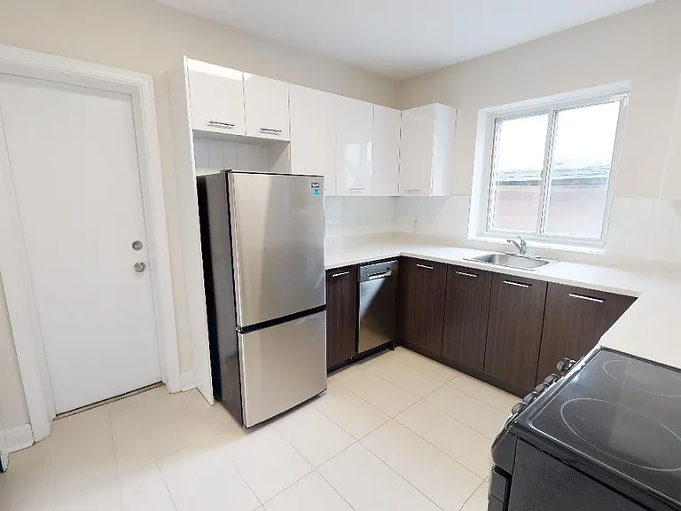 19 Strathcona Ave #6 — Photo 2
