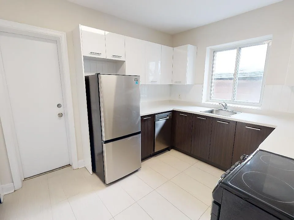 19 Strathcona Ave #5