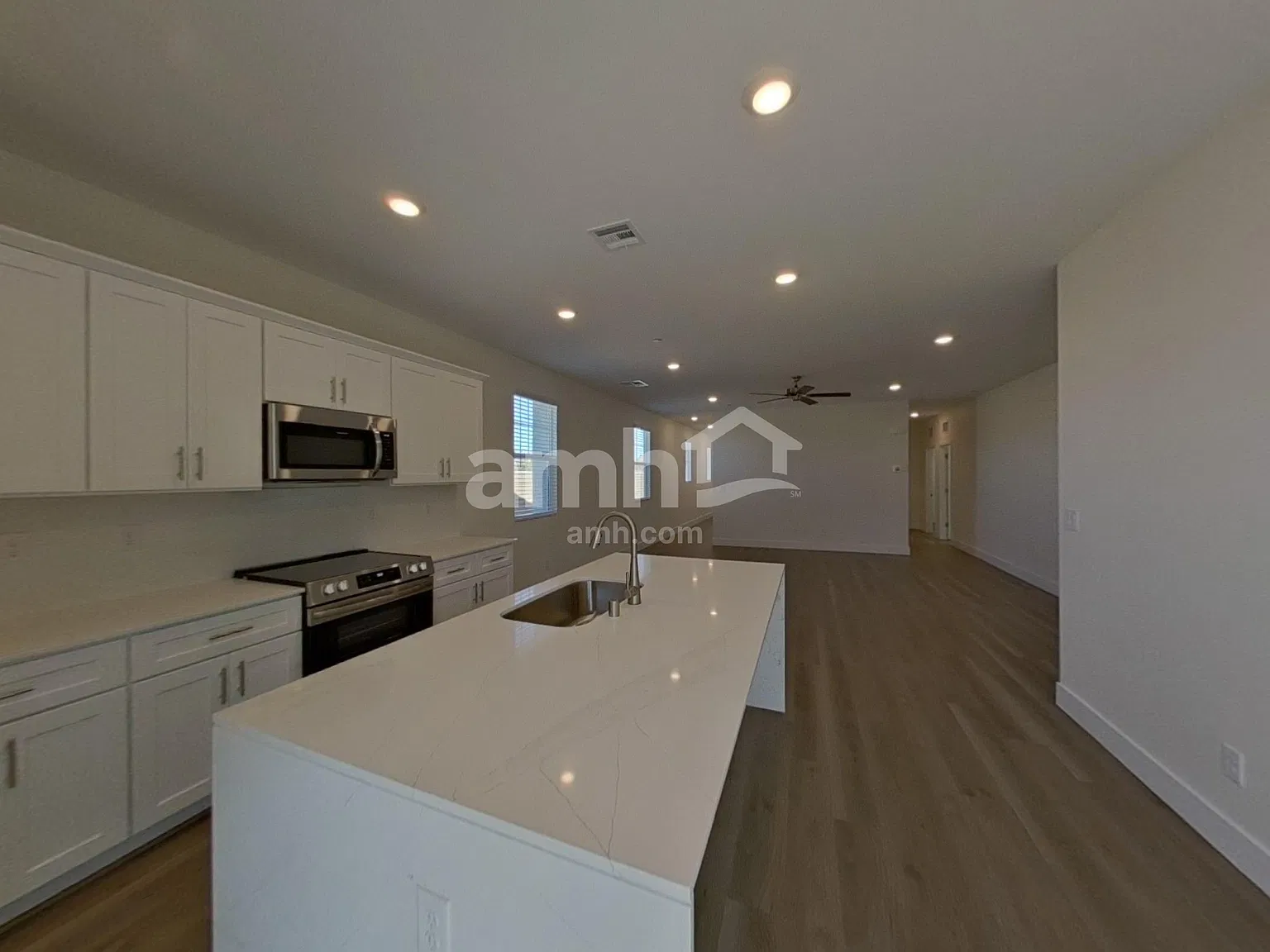 3 bed, 2.0 bath, 1718 sqft, $2,370 — Photo 3