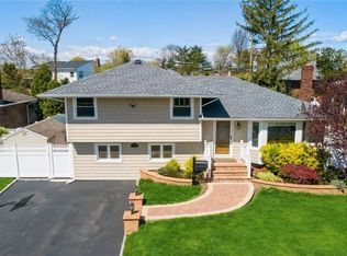 14 Center Dr, Syosset, NY 11791