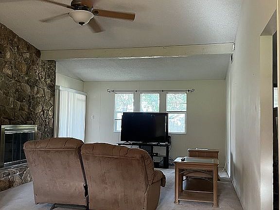 Vaulted ceiling w/fireplace