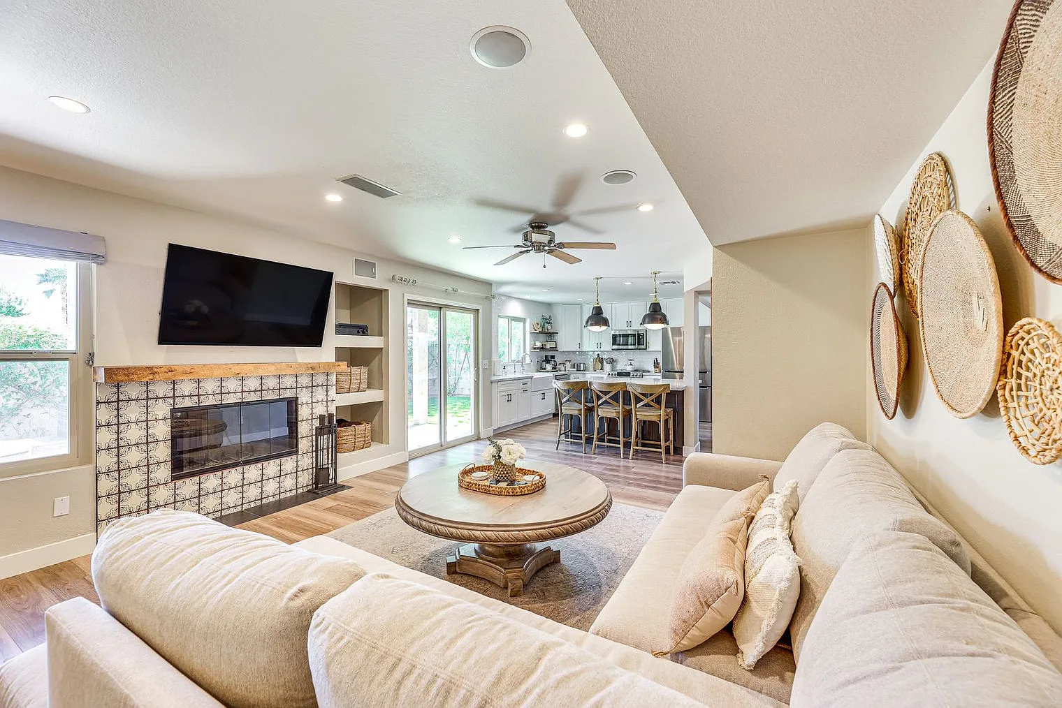 4 bed, 3.0 bath, 2195 sqft, $5,386 — Photo 2