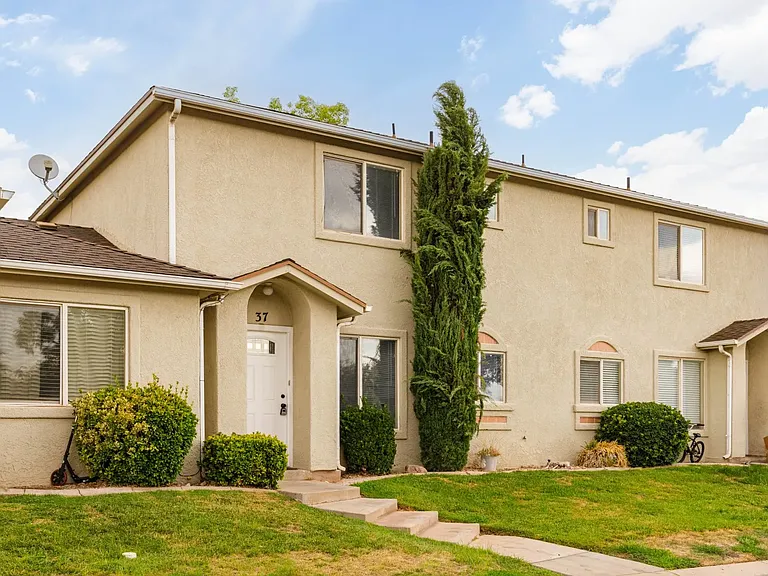 444 Sunland Dr E #37 — Photo 2