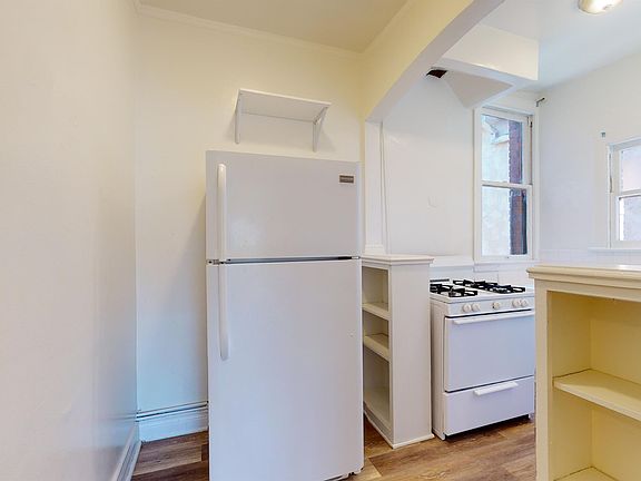 5th image of 21 Westminster Ave APT 209