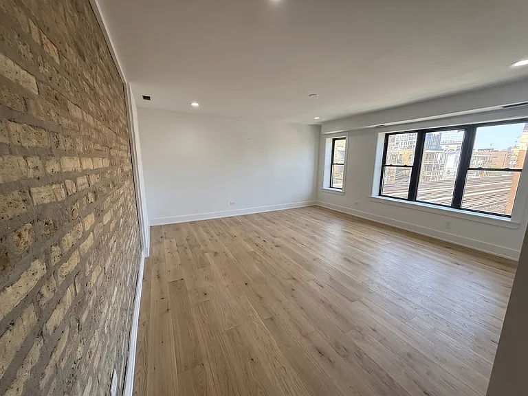 937 W Cornelia Ave #303 — Photo 4