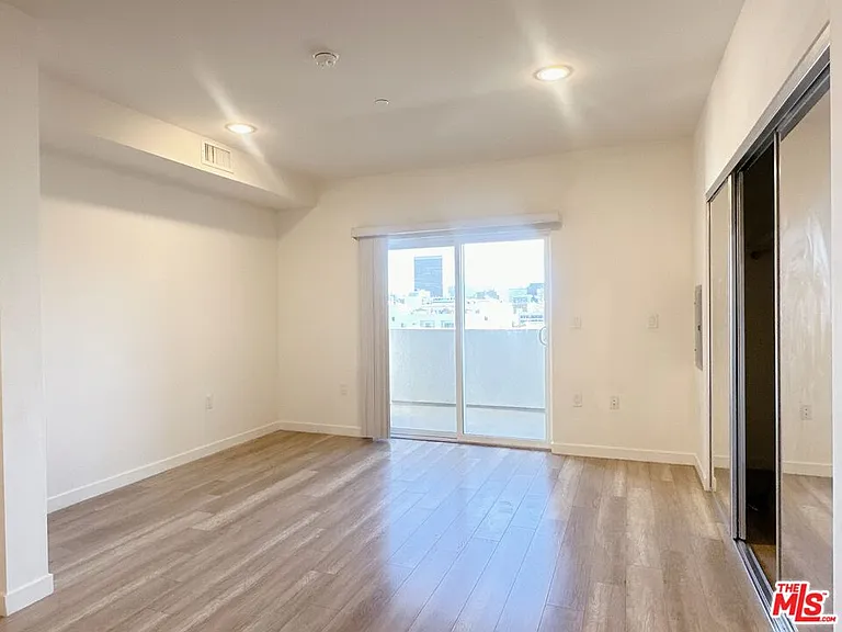 1025 S Berendo St #504 — Photo 8