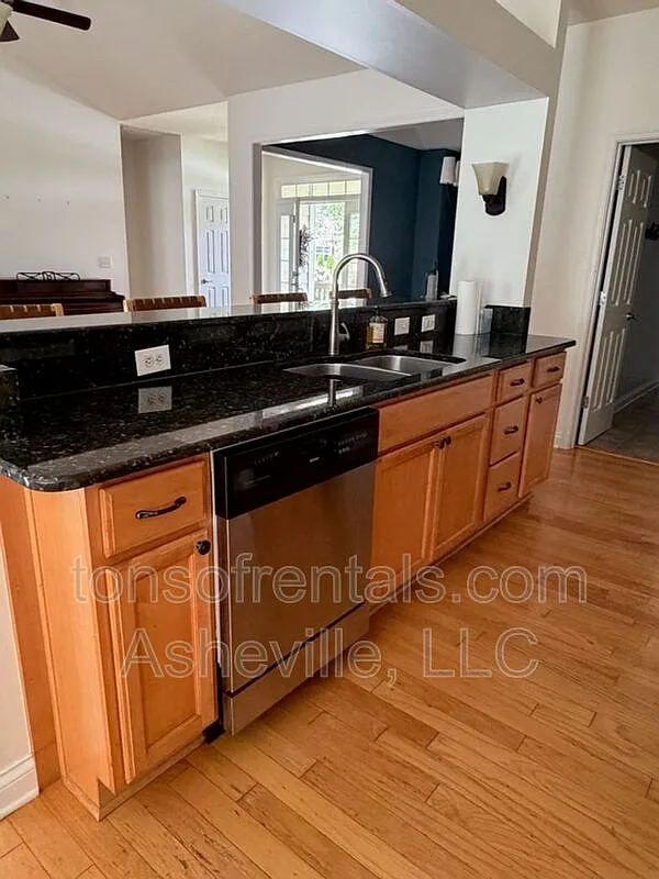 3 bed, 2.0 bath, $2,700 — Photo 4