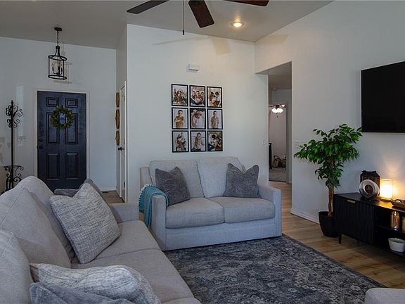 5th image of 405 Villa Dr