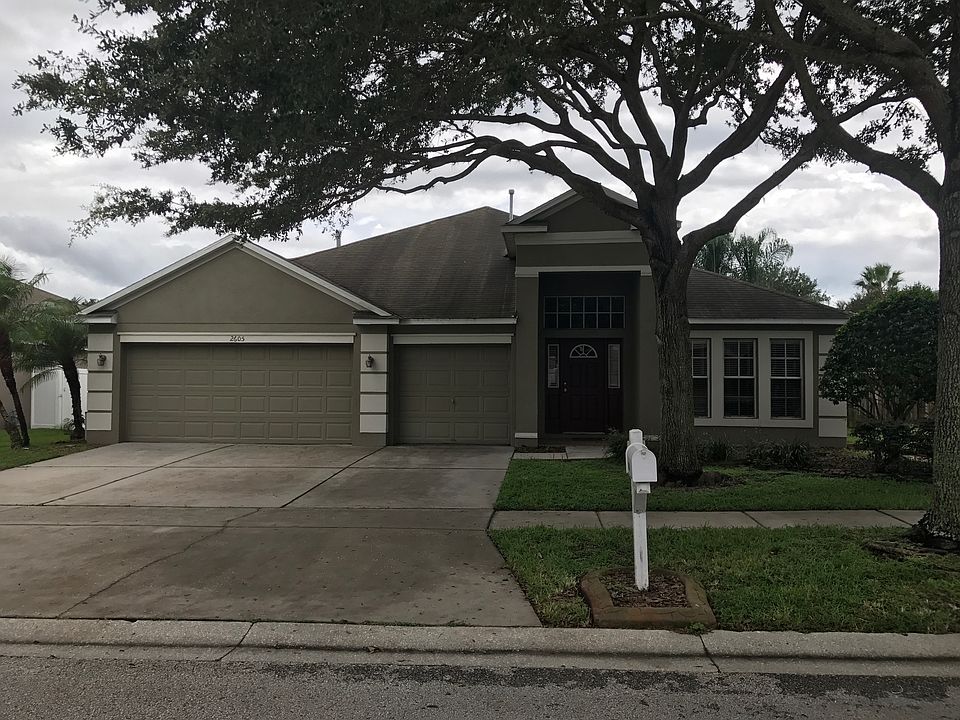 Front of house 3 Car Garage