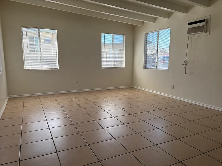15558 Hesperia Rd #A — Photo 14