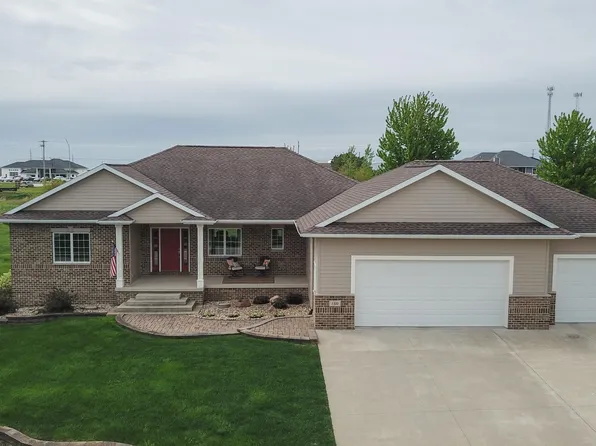 1310 Circle Dr, Parkersburg, IA 50665