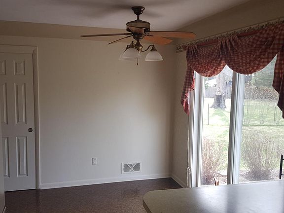 4th image of 606 Larkspur Ave