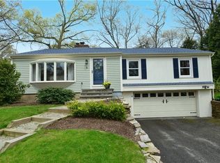 4 Oberlin Dr, Warwick, RI 02886