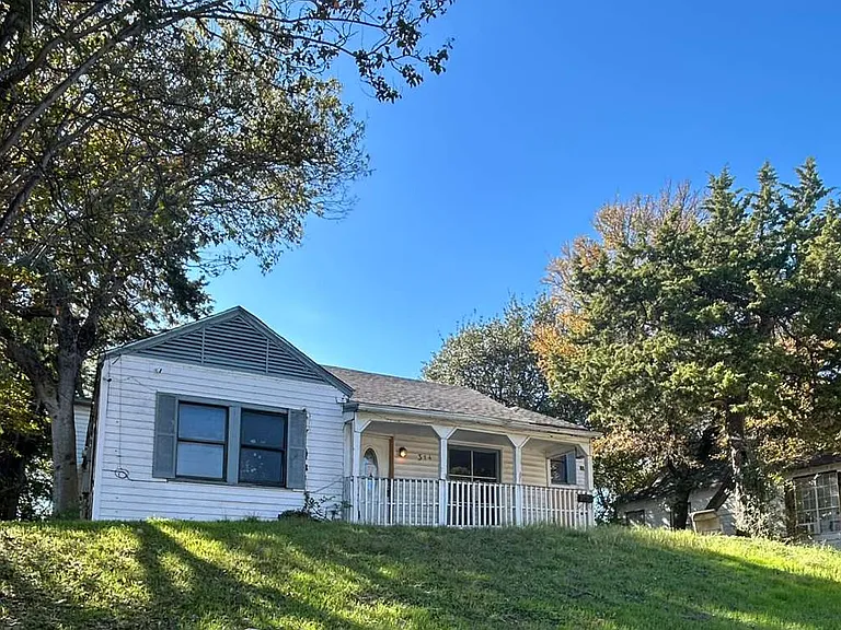 314 W Clarendon Dr — Photo 1
