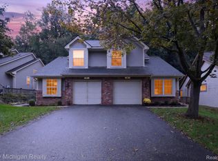 884 Whisperwood Trl, Fenton, MI 48430
