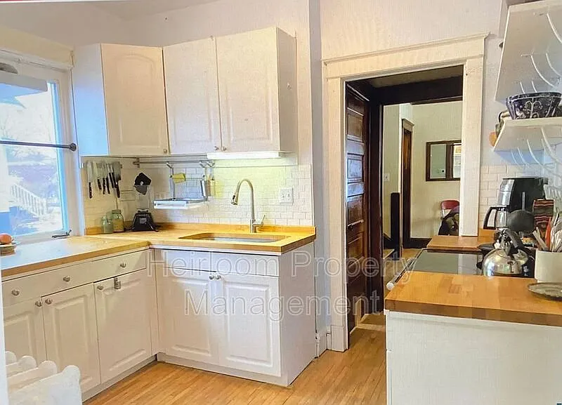 3 bed, 1.0 bath, 1292 sqft, $2,350 — Photo 1
