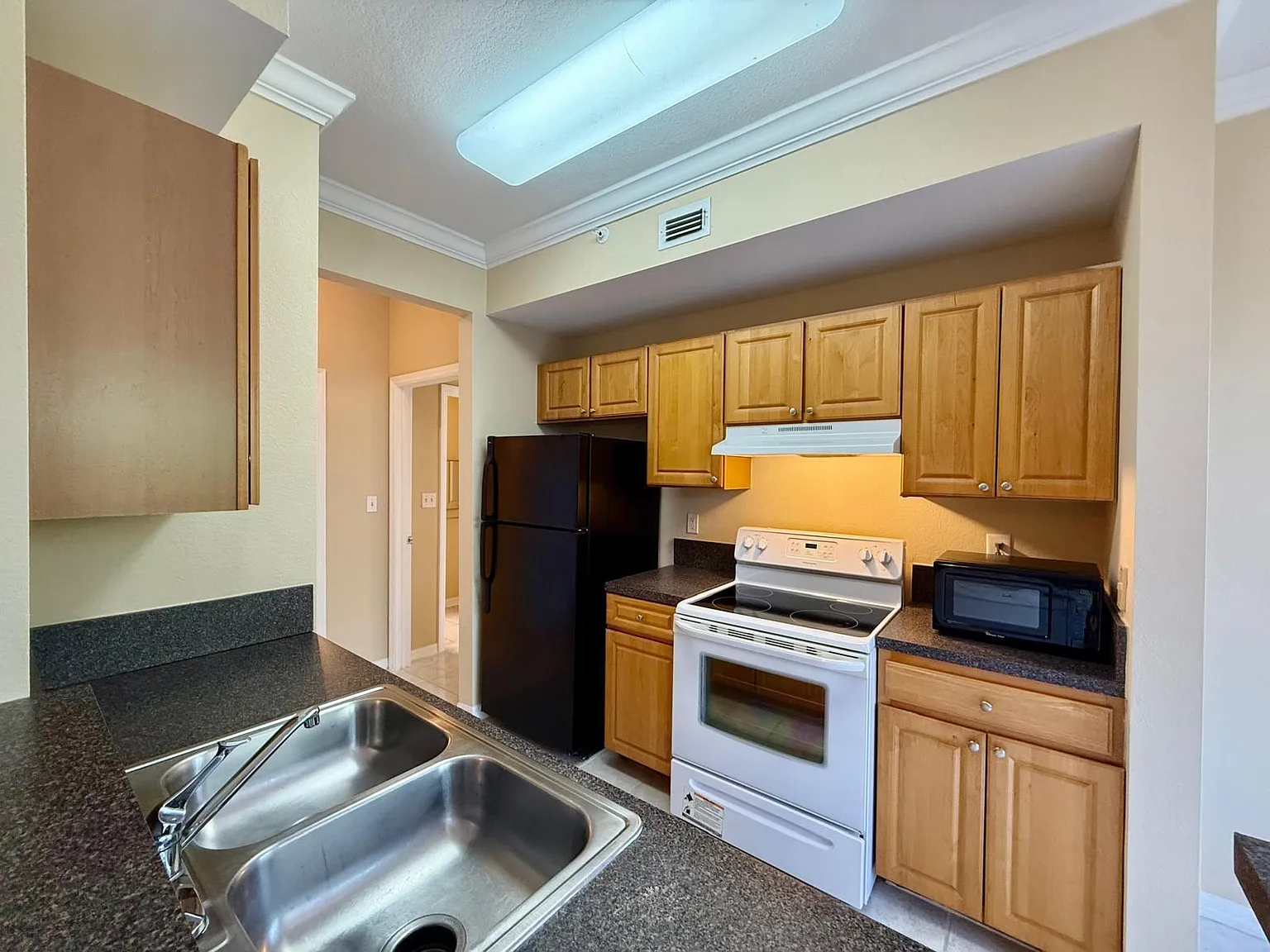1 bed, 1.0 bath, 835 sqft, $1,900 — Photo 1