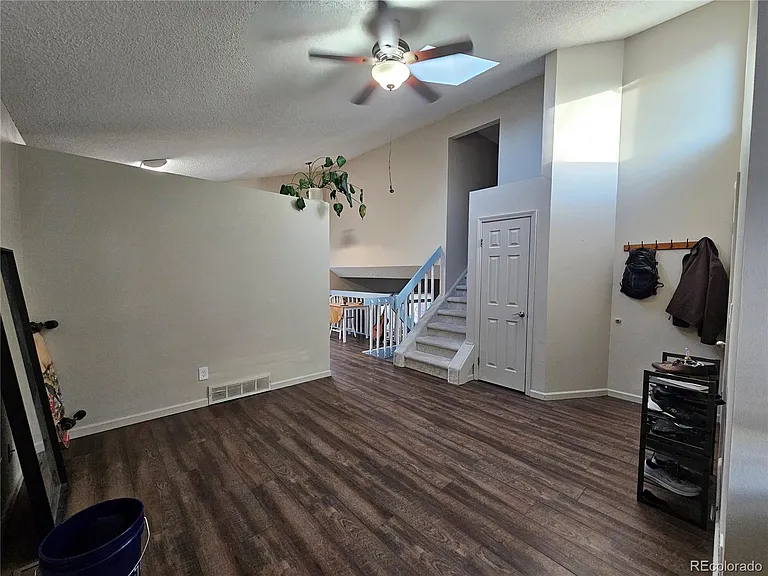 880 Crandall Dr — Photo 3