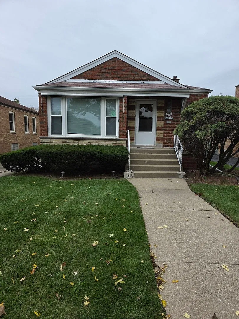 3BR Single Family Home with Garage Parking, Central Air, Cats and Small Dogs — Photo 1