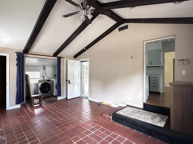 2836 Ionic Ave — Photo 19